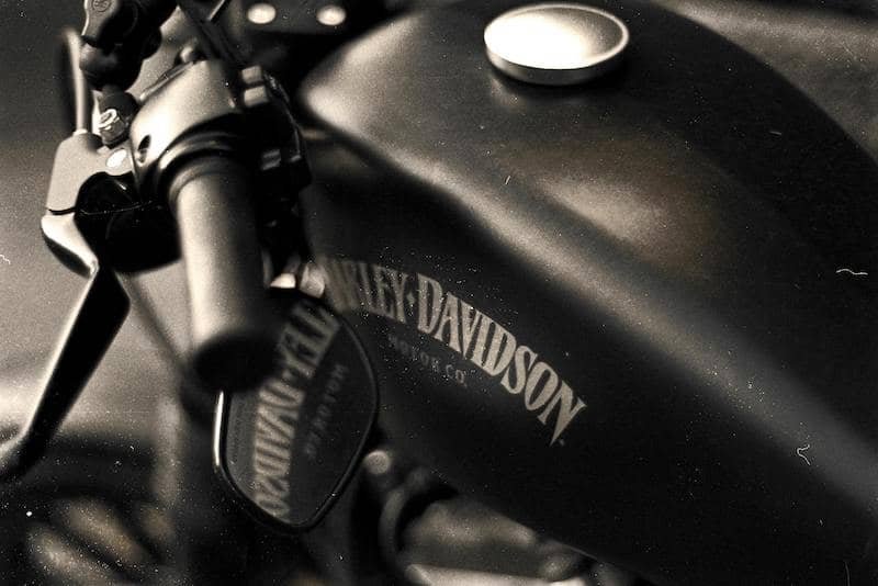 Motorcykel på landevej – amt moto tilbyder gear og tilbehør til motorcyklister
